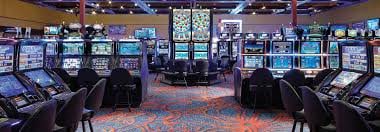 Antarmuka aplikasi blangkon slot menampilkan meja kasino langsung, permainan slot, dan pasar sportsbook